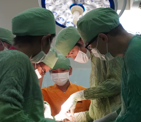 手術中の医師たちの様子