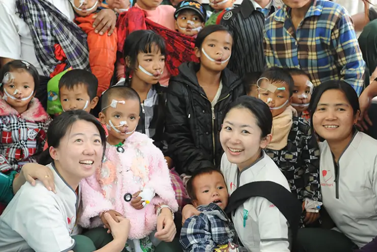 小児外科医師と子供達の画像