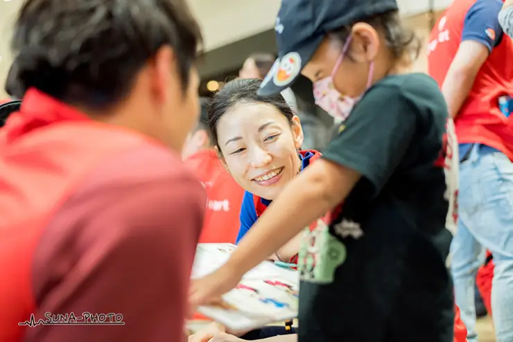 笑顔の女性と子供の画像