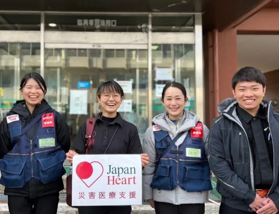 医療チーム笑顔の集合写真の画像