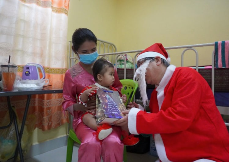 カンボジアからメリークリスマス!小児がん病棟でのクリスマス会