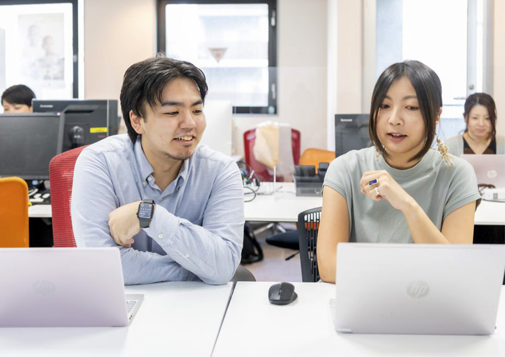国内スタッフがPCに向かう様子