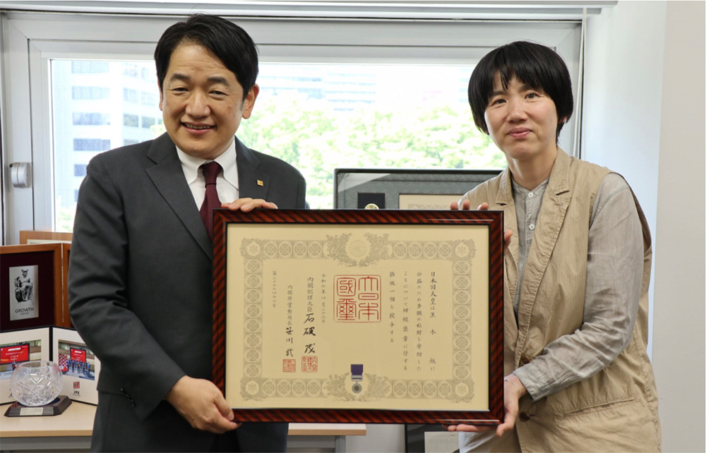 式会社FPパートナー 代表取締役社長 黒木勉様へ紺綬褒章 表彰状を贈呈