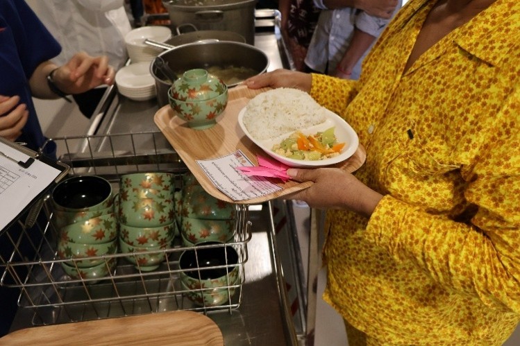 株式会社漆琳堂様より、「ジャパンハート アジア小児医療センター」の患者給食の食器をご寄付いただきました