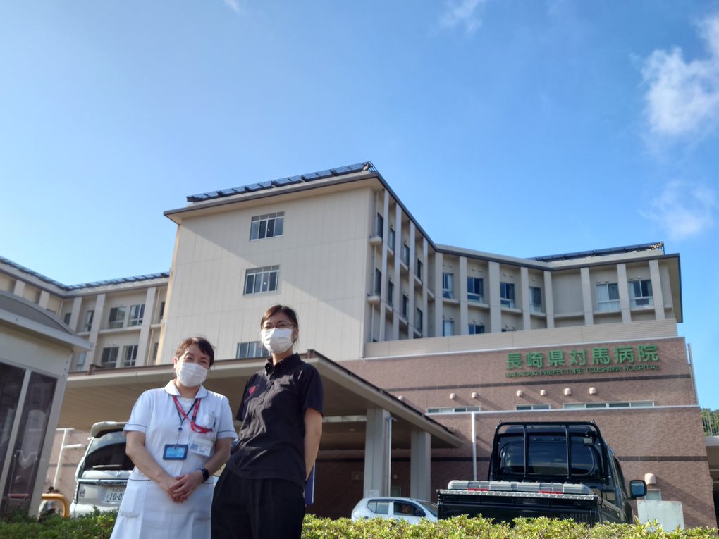 長崎県対馬病院の前に立つ地域医療支援事業RIKAのスタッフ