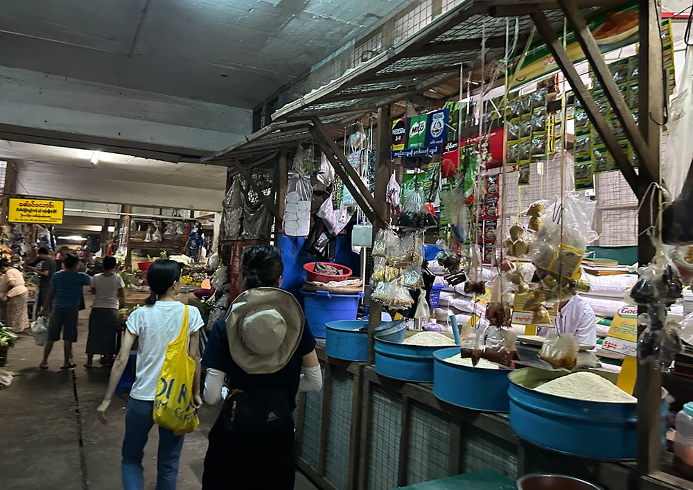 ミャンマー ヤンゴン市場でお買い物
