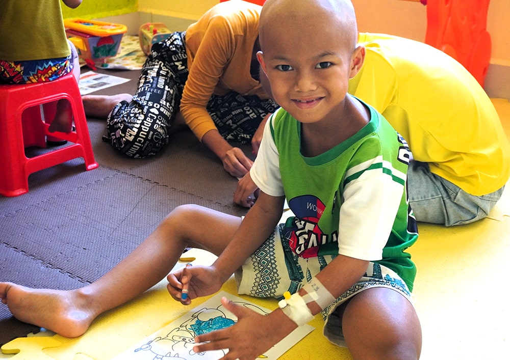 カンボジアの小児がんの少年