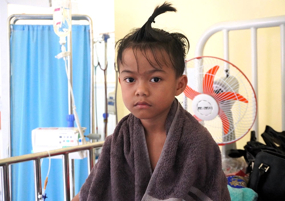 カンボジアの小児がんの少年