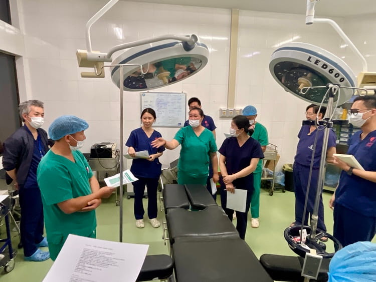 【ラオス】「治療すれば助かる命」を、次へつなぐ―小児がんプロジェクト2025年11月 手術活動報告