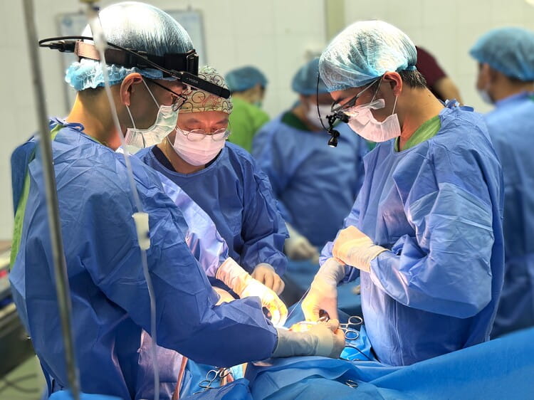 【ラオス】「治療すれば助かる命」を、次へつなぐ―小児がんプロジェクト2025年11月 手術活動報告